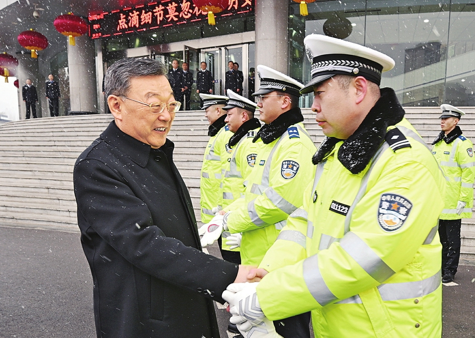 唐登杰春节前夕在太原走访慰问一线