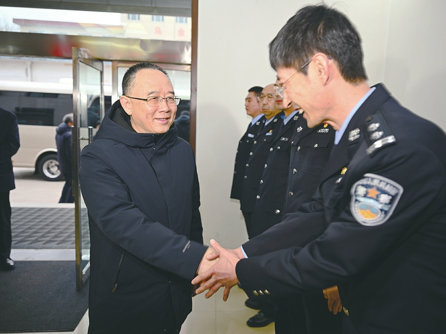 金湘军春节前夕看望慰问一线干部职