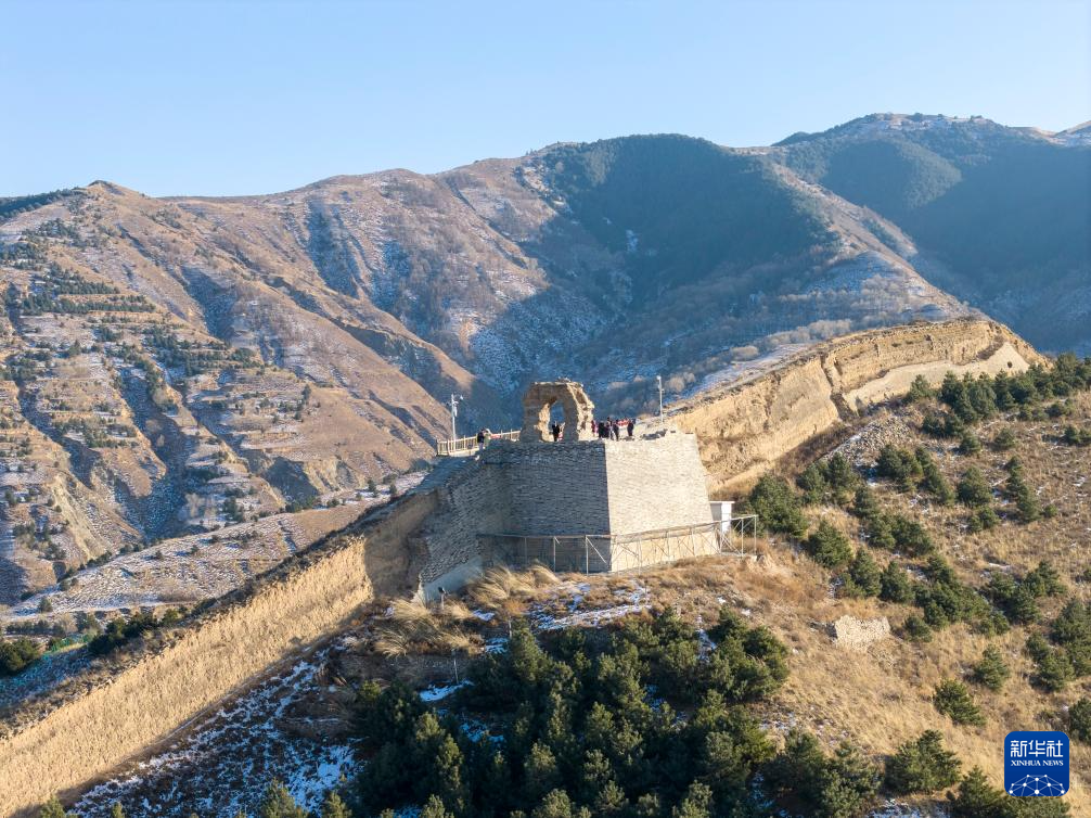 古长城“邂逅”冰雪热-新华社照片