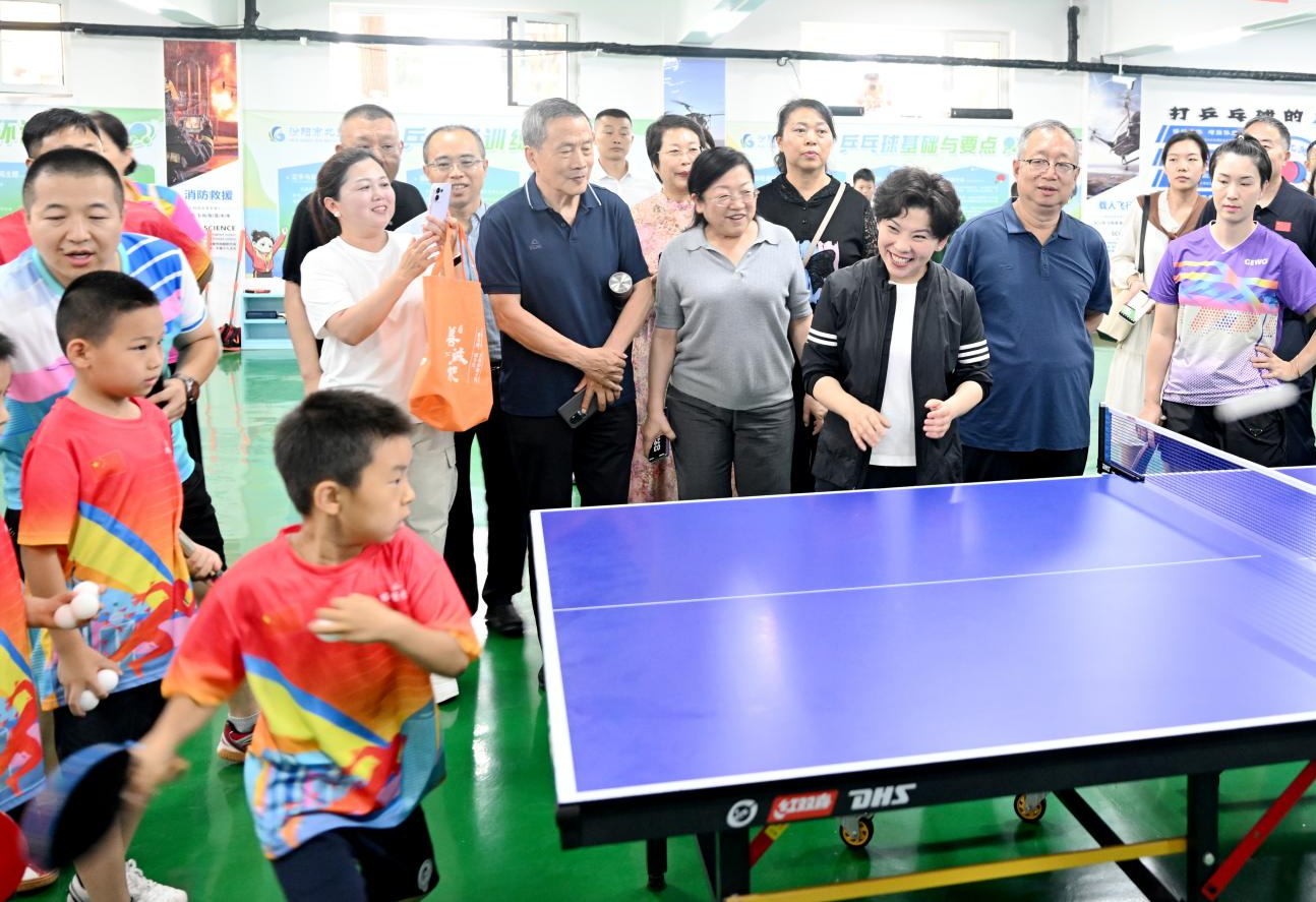 乒乓球奥运冠军邓亚萍走进山西汾阳