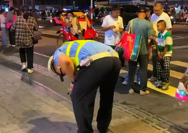 重庆网友游大同偶遇交警捡垃圾  感慨“活该大同古城火”