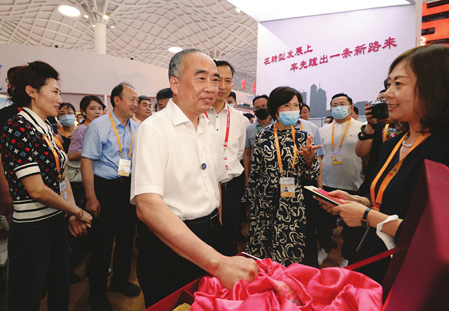 林武率团参加首届中国国际消费品博览会