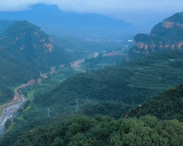 【“飞阅”中国】峡谷峭壁，莲花岩景苍翠欲滴
