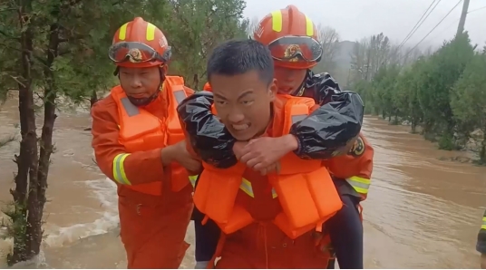 山西左权：高中生被洪水卷走 消防员激流中施救