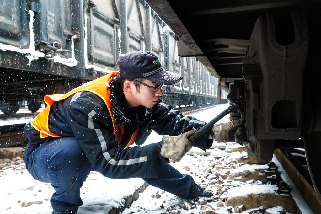 【新春走基层】风雪中，他们精检细修保电煤运输
