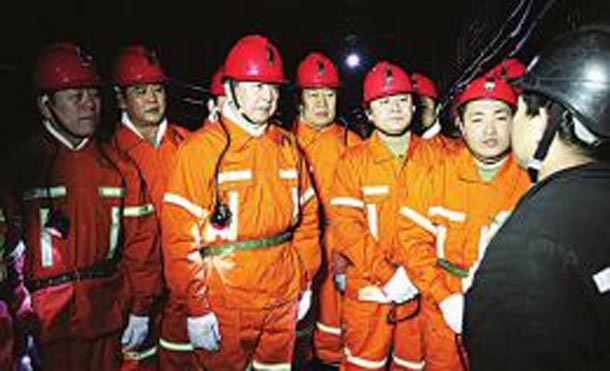 李小鹏在王庄煤业井下慰问矿工